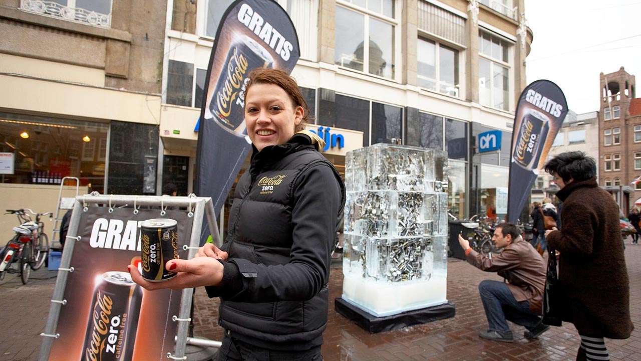 Coca-cola-ijsblok-extrema-activatiecampagne-samples-uitdelen