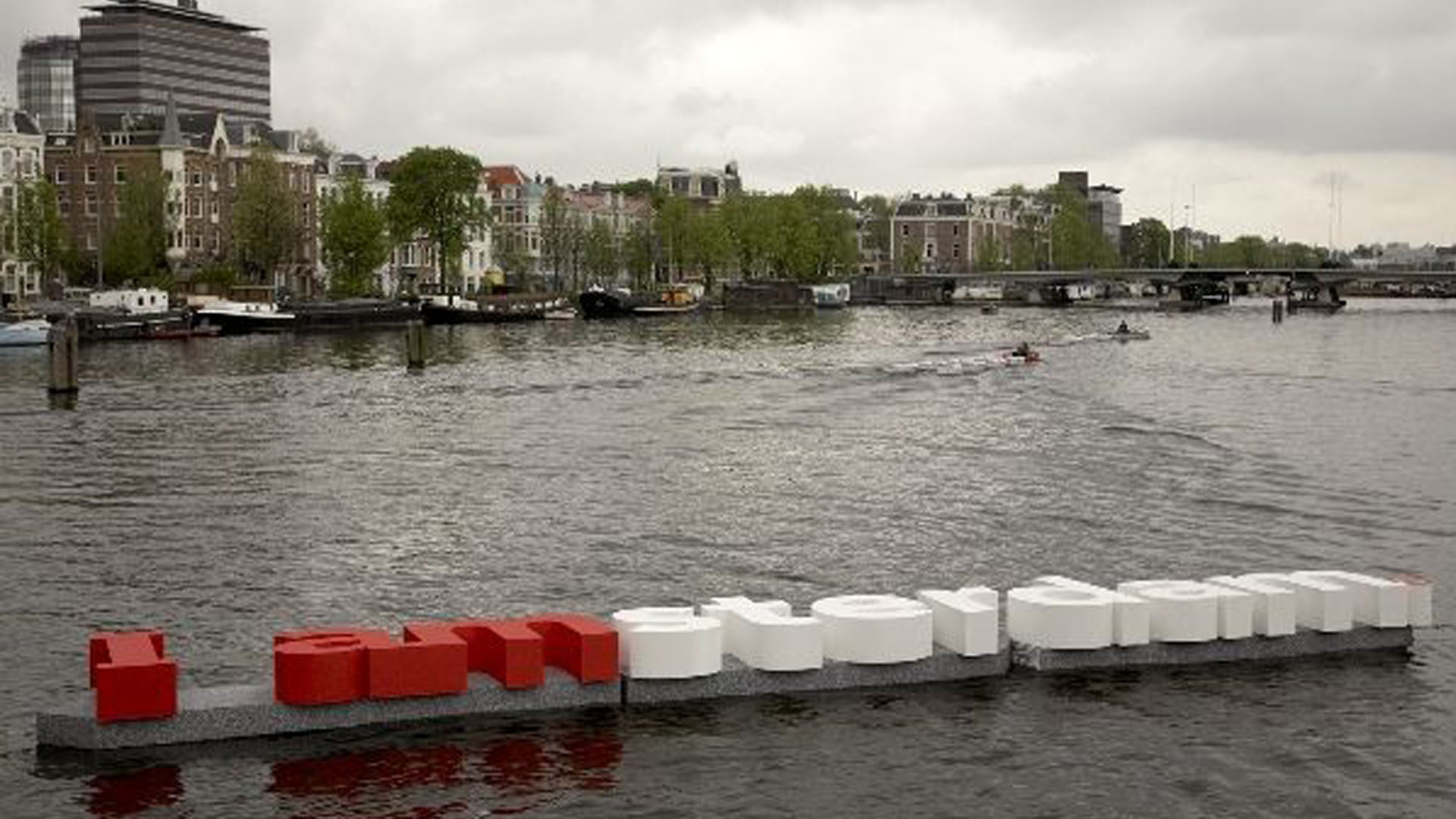 I-AMsterdam-Drijvende-Letters-guerilla-pr-marketing